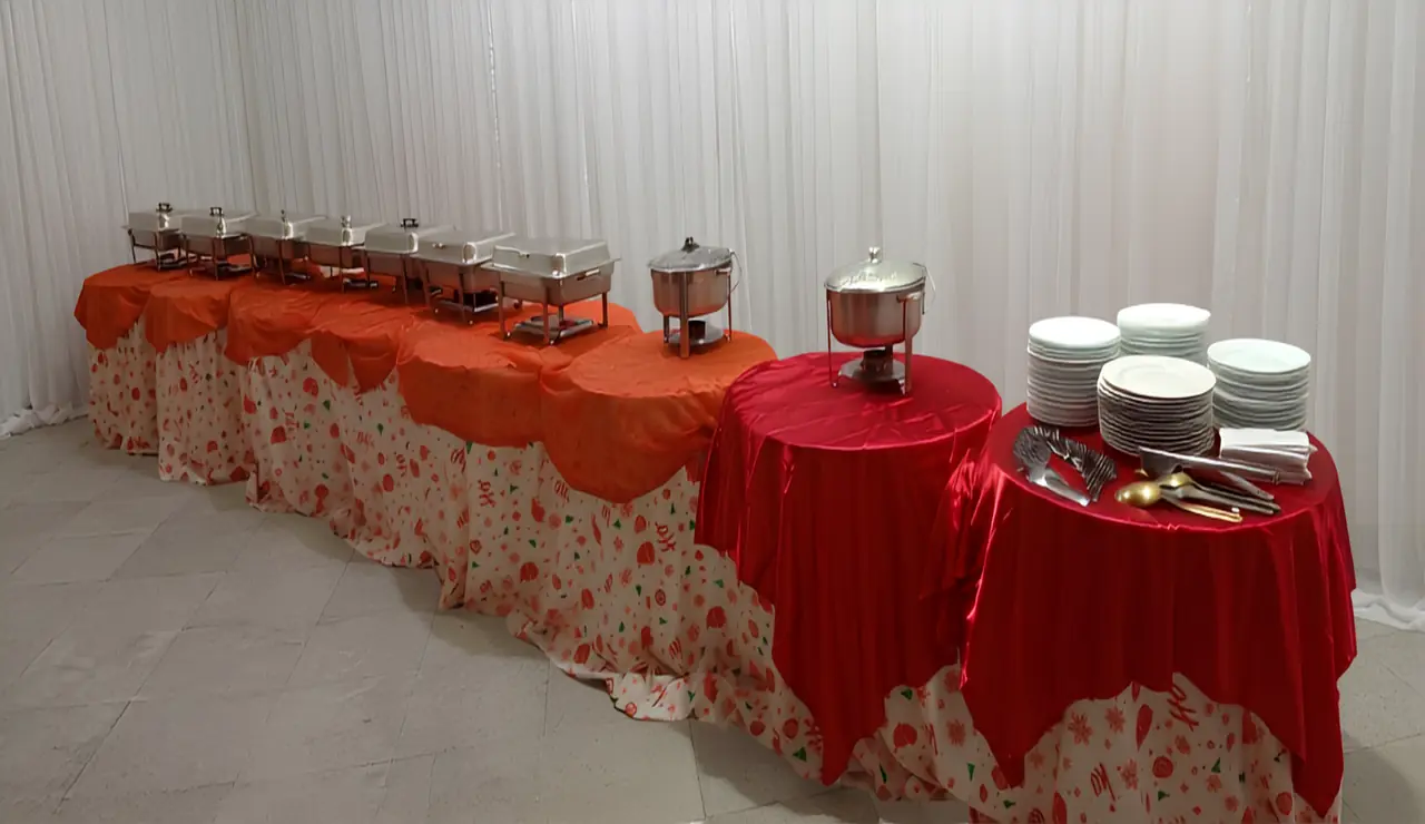 Evento gastronômico com decoração elegante e buffet